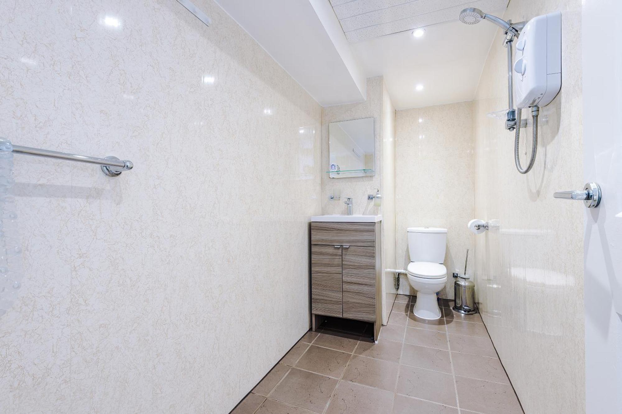 Free Parking! Two Bedroom In By Eason Stays, Ideal For Weekend Getaways, Hospital Placements & Business Travellers *