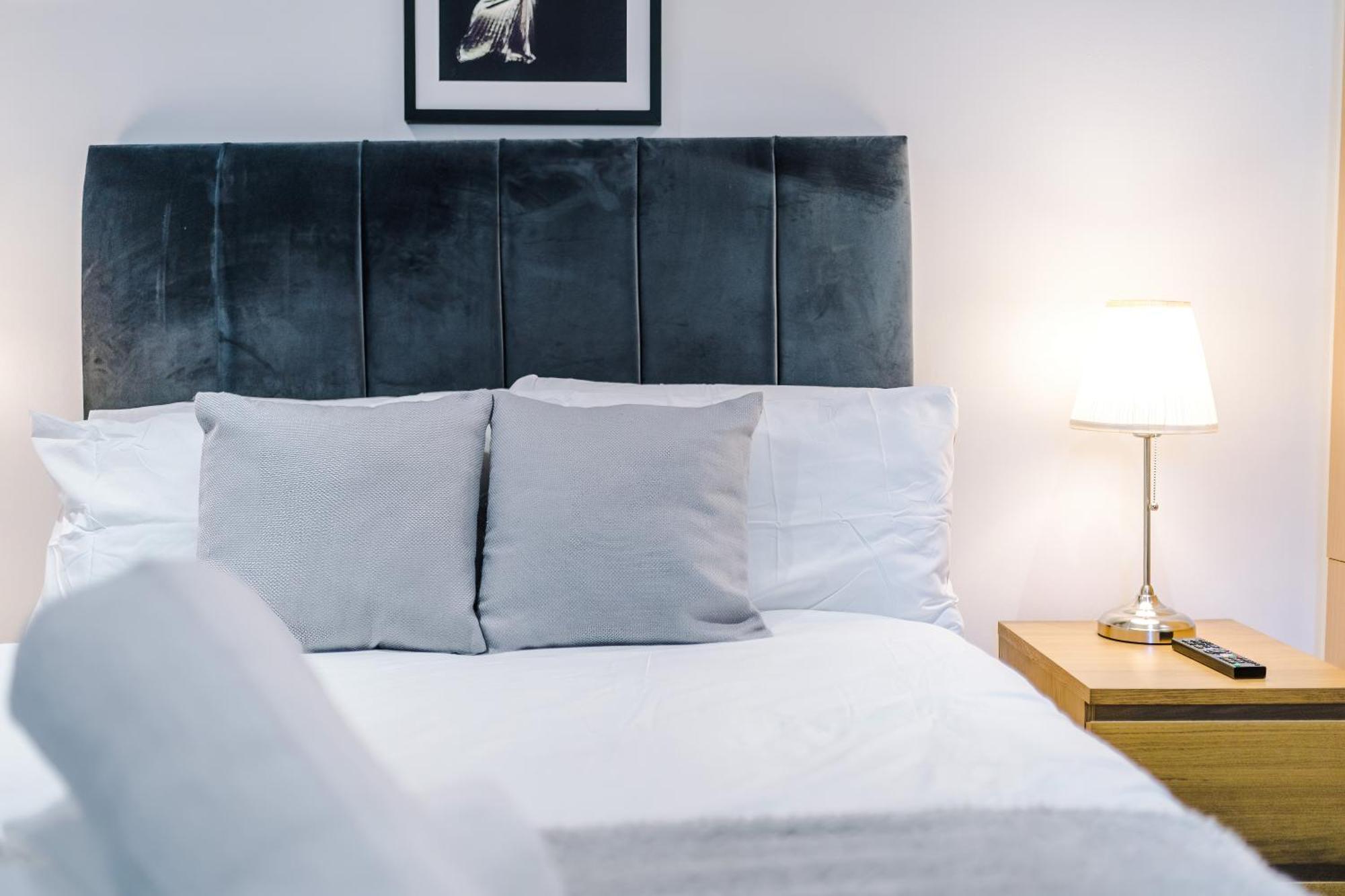 Free Parking! Two Bedroom In By Eason Stays, Ideal For Weekend Getaways, Hospital Placements & Business Travellers