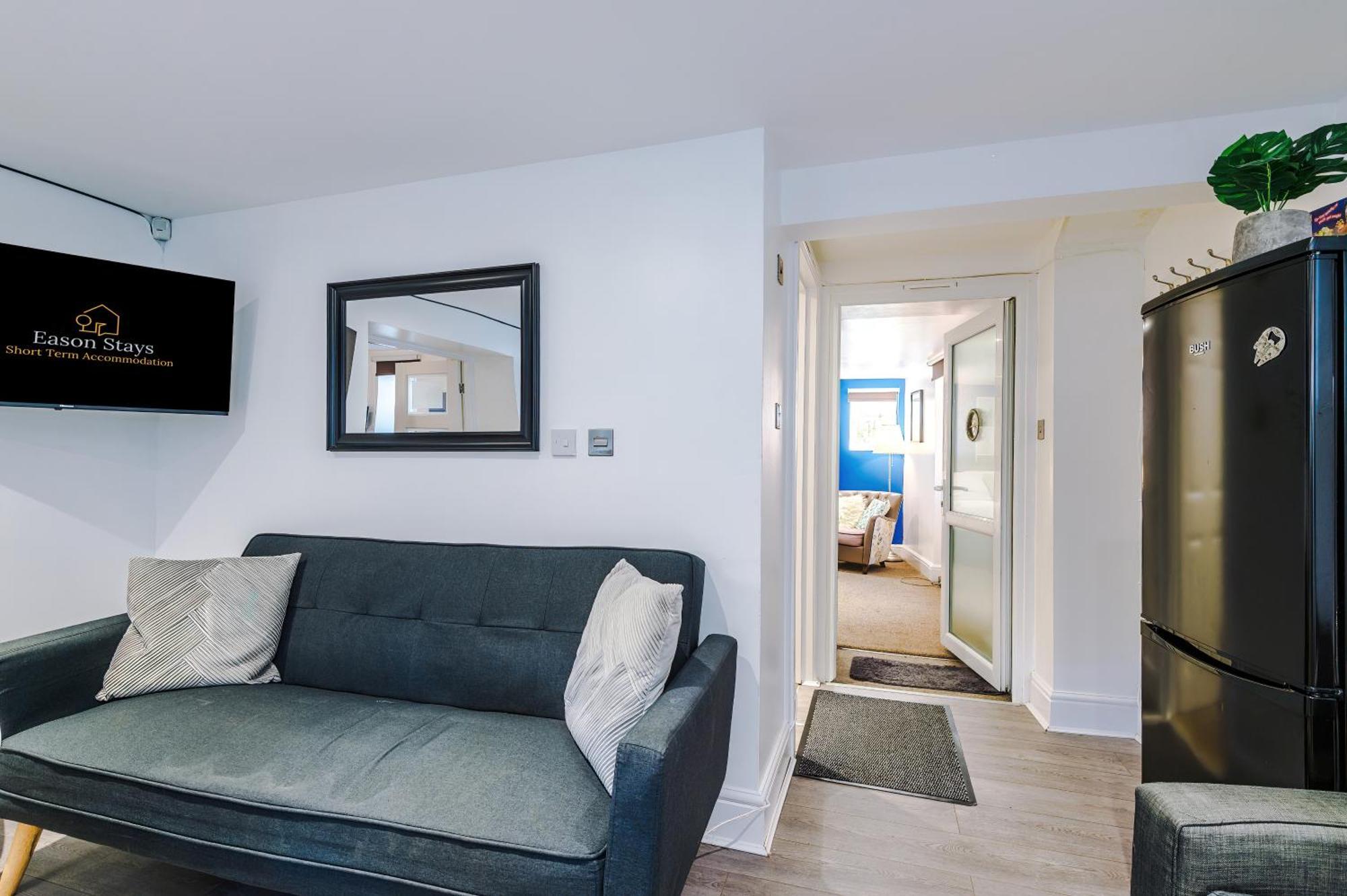 Free Parking! Two Bedroom In By Eason Stays, Ideal For Weekend Getaways, Hospital Placements & Business Travellers Apartment