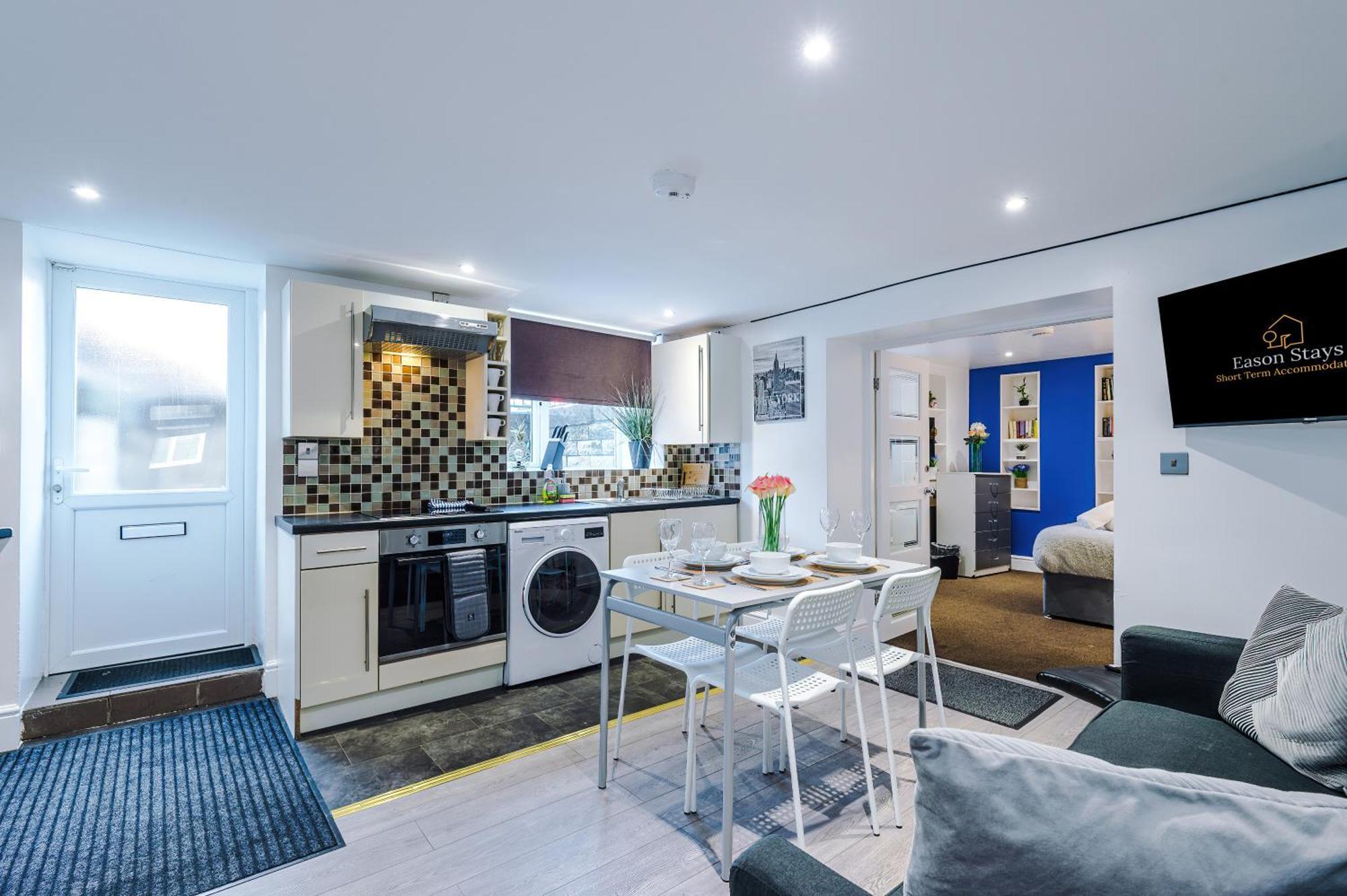 Free Parking! Two Bedroom In By Eason Stays, Ideal For Weekend Getaways, Hospital Placements & Business Travellers *