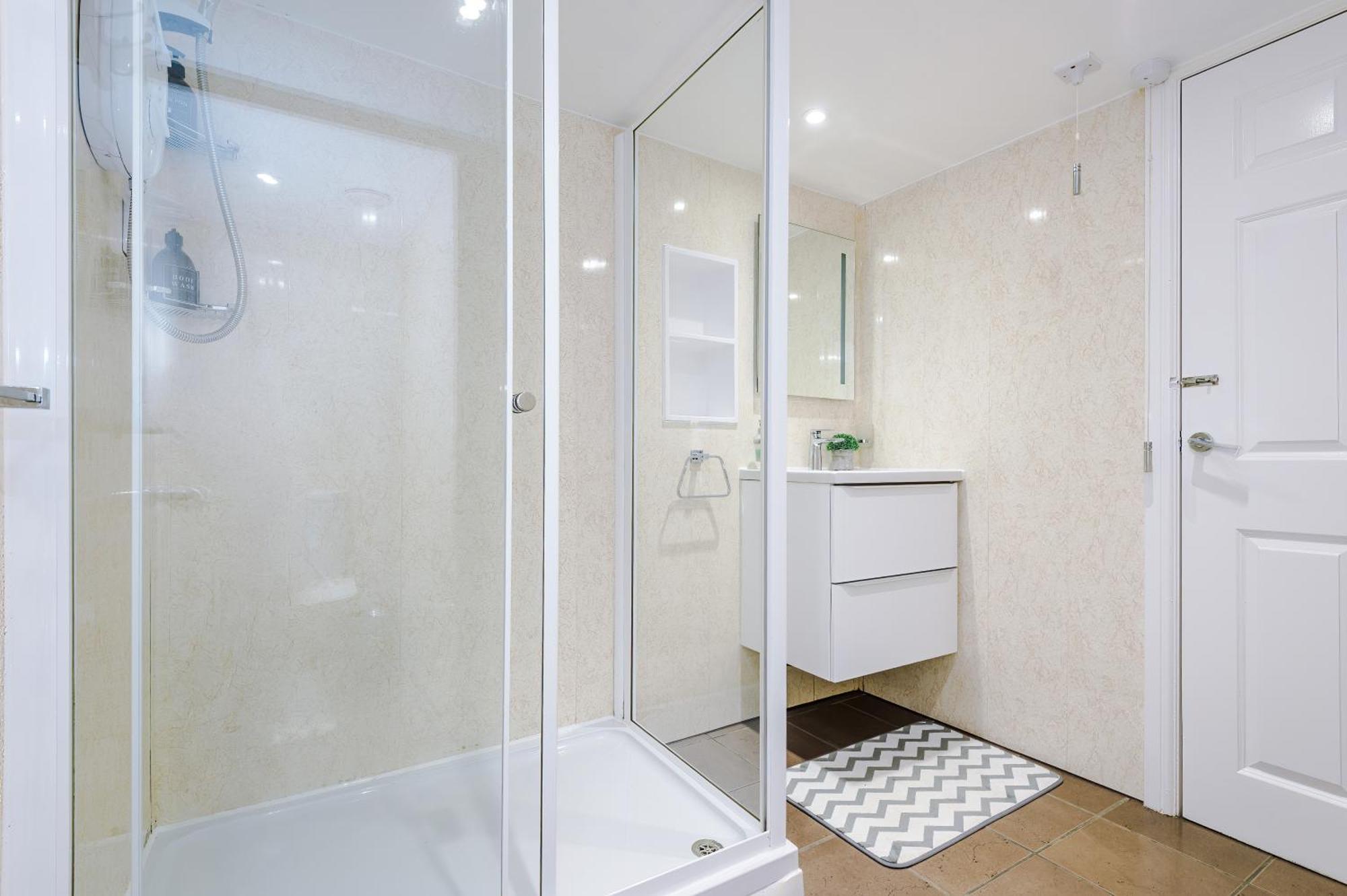Free Parking! Two Bedroom In By Eason Stays, Ideal For Weekend Getaways, Hospital Placements & Business Travellers Apartment Sheffield