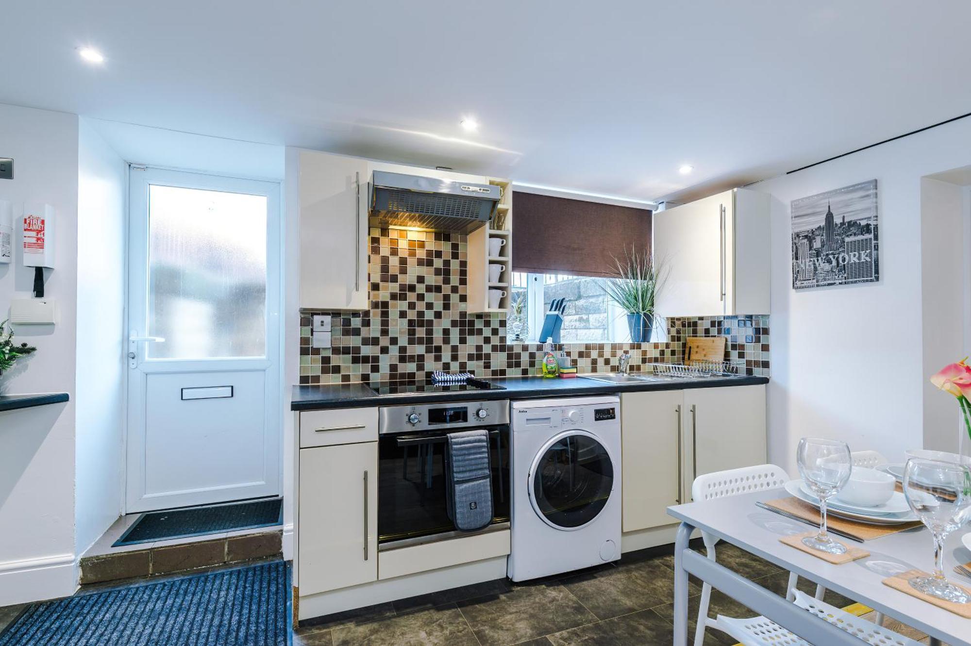 Free Parking! Two Bedroom In By Eason Stays, Ideal For Weekend Getaways, Hospital Placements & Business Travellers *