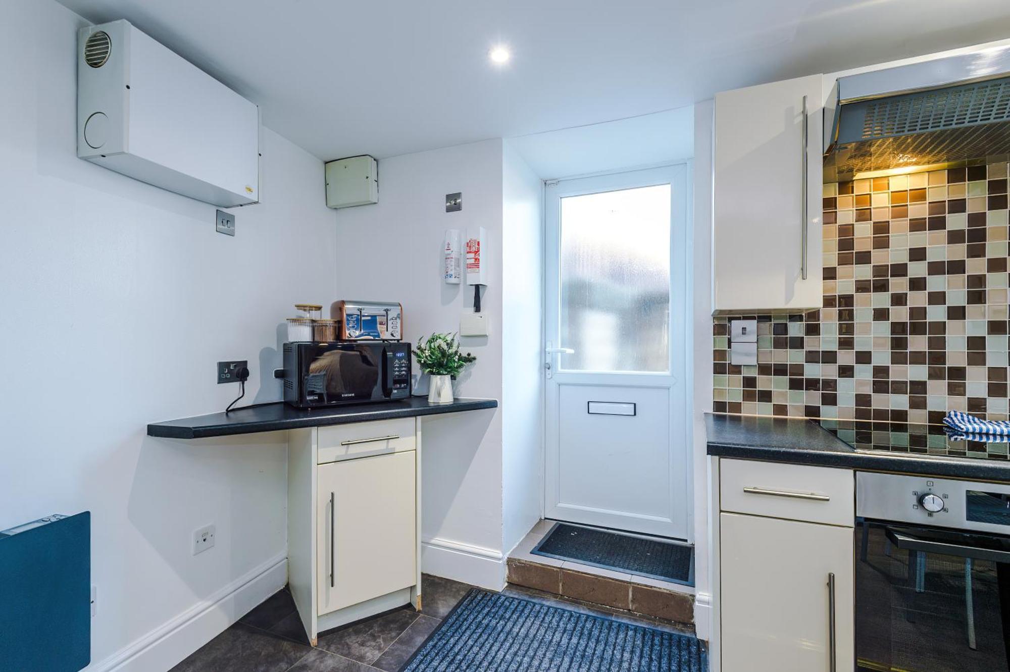 Free Parking! Two Bedroom In By Eason Stays, Ideal For Weekend Getaways, Hospital Placements & Business Travellers