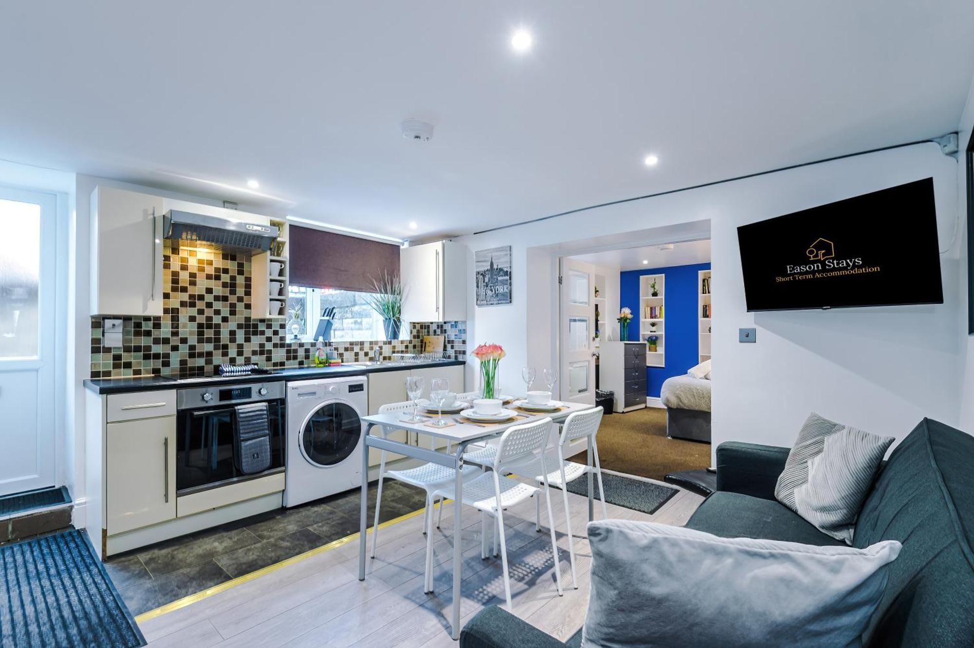 Apartment Free Parking! Two Bedroom In By Eason Stays, Ideal For Weekend Getaways, Hospital Placements & Business Travellers *