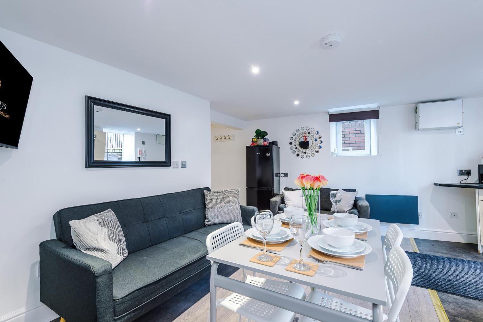 Free Parking! Two Bedroom In By Eason Stays, Ideal For Weekend Getaways, Hospital Placements & Business Travellers *
