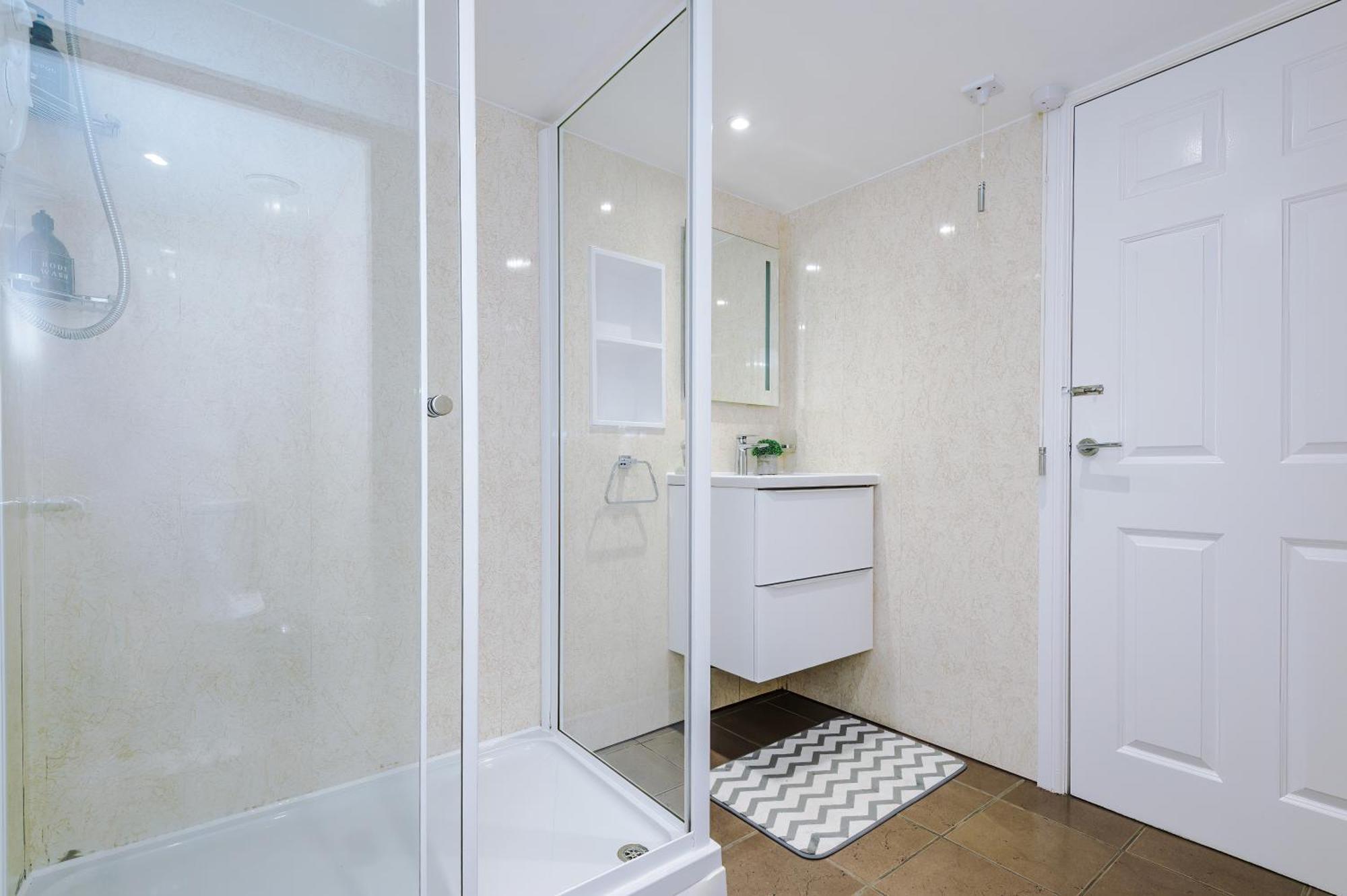 Free Parking! Two Bedroom In By Eason Stays, Ideal For Weekend Getaways, Hospital Placements & Business Travellers Apartment Sheffield