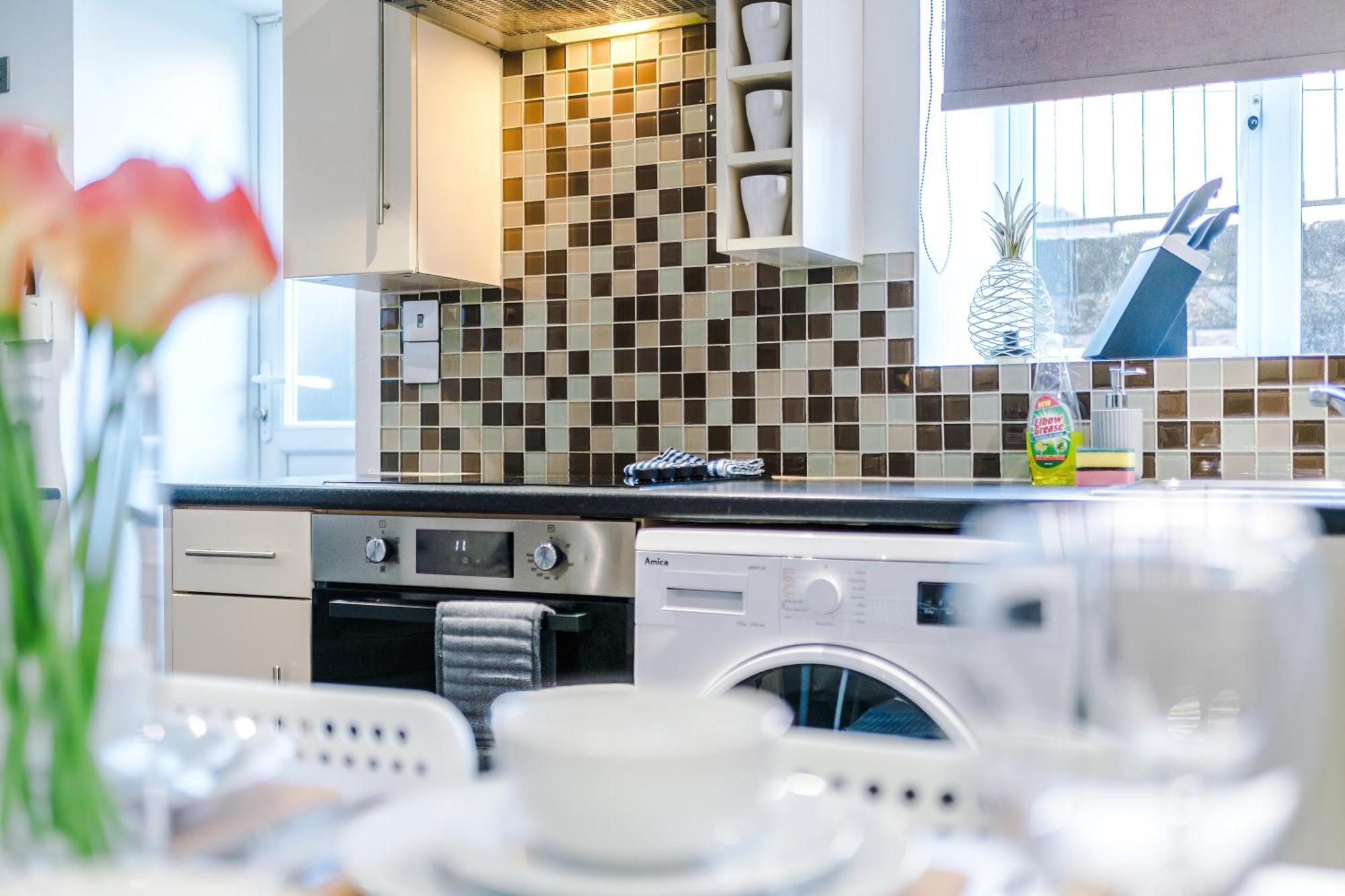 Free Parking! Two Bedroom In By Eason Stays, Ideal For Weekend Getaways, Hospital Placements & Business Travellers *