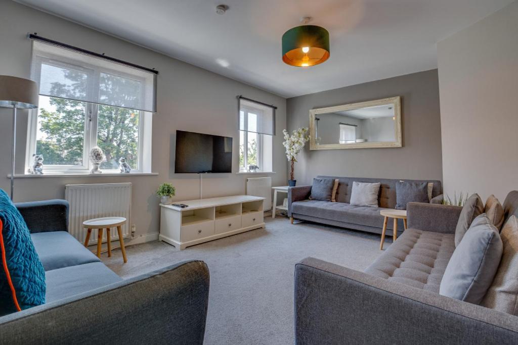 Spacious & Stylish 5br Townhouse - Free Parking