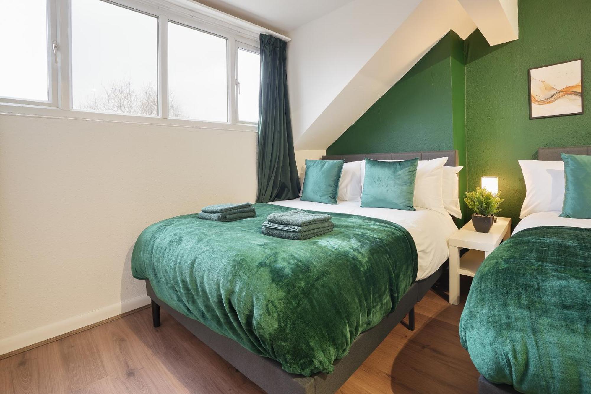 Spacious House Sleeps 8 With 3 Bedrooms Wifi Sheffield