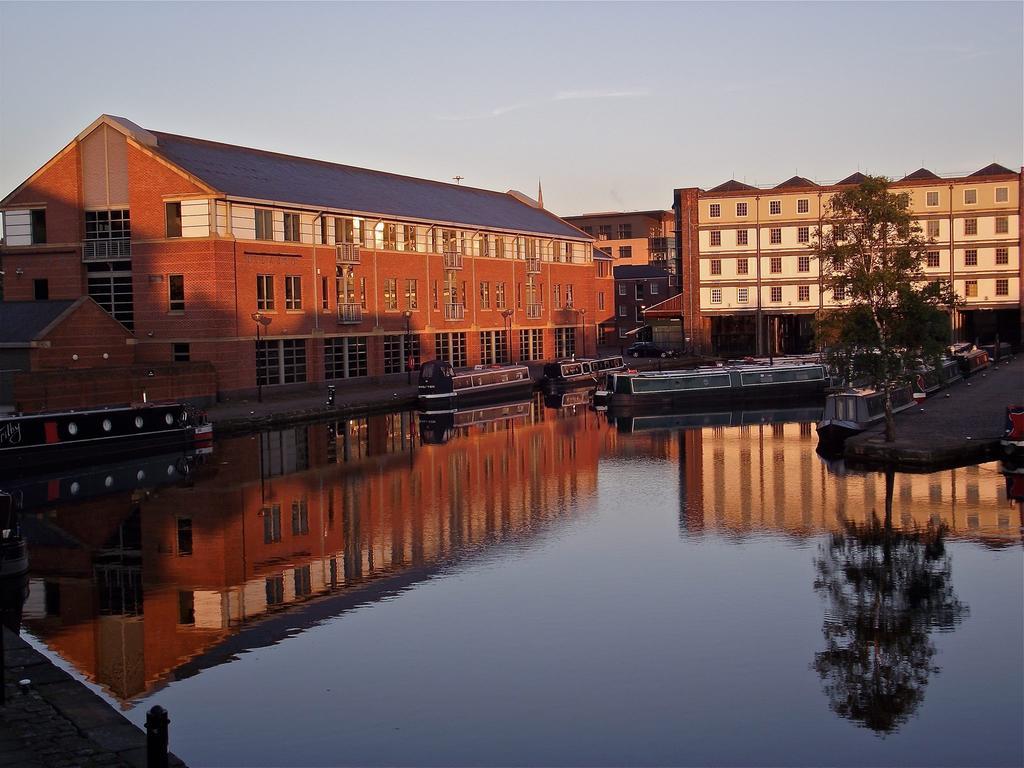 Houseboat Botel 3*