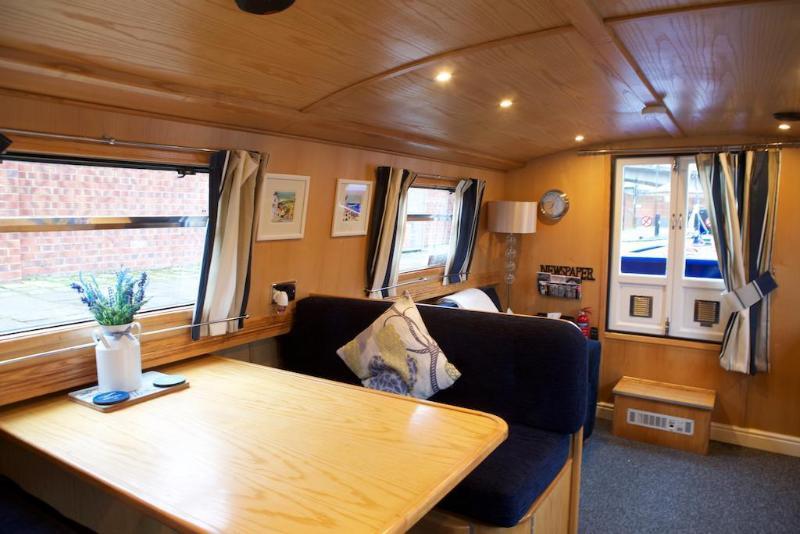 Houseboat Hotel