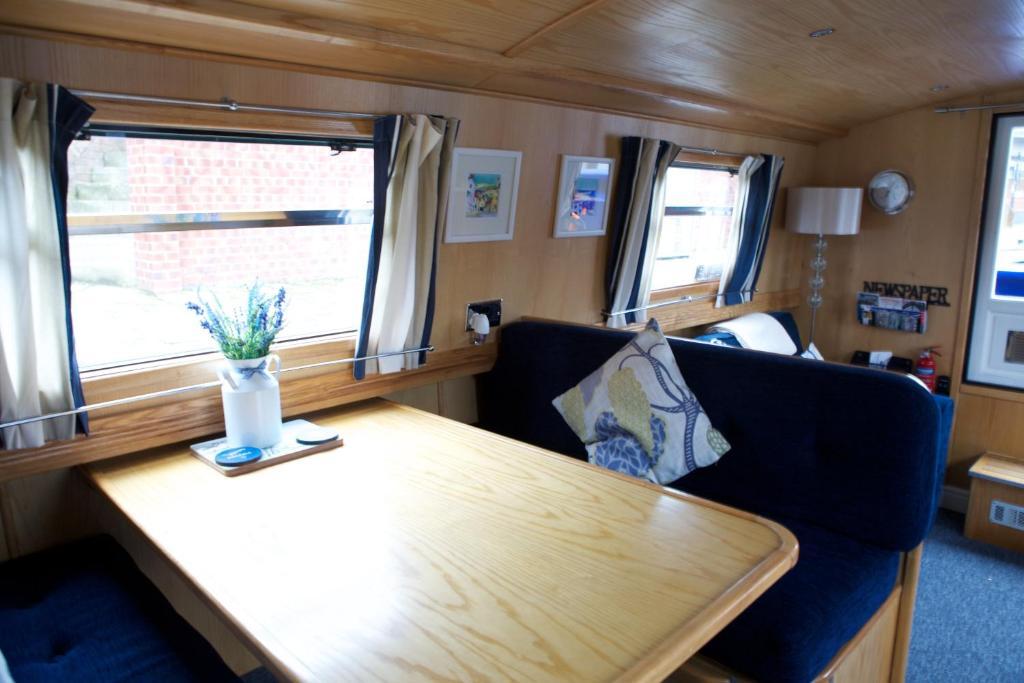 Houseboat Botel