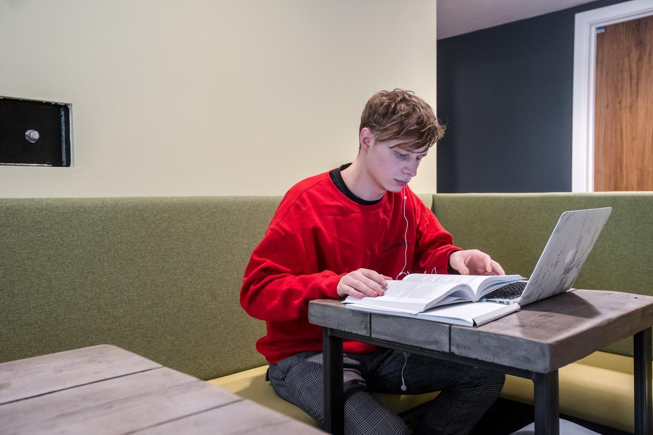 Capsule hotel Jonas Sheffield