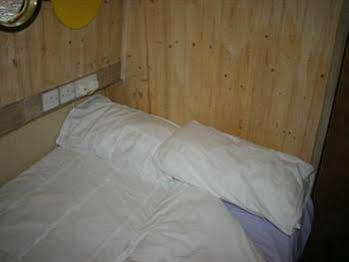 Houseboat Botel 3*
