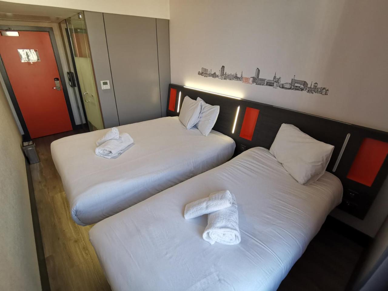 Easyhotel 3*