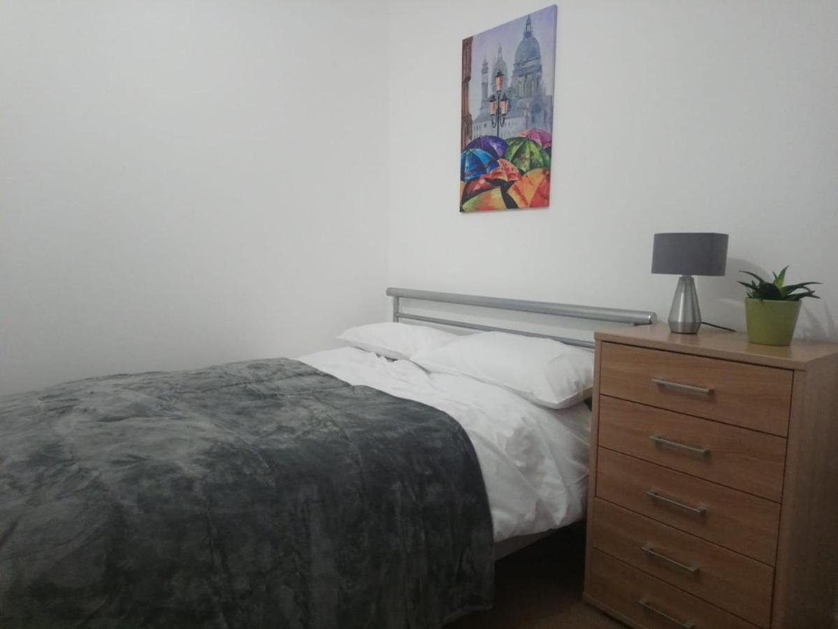 1 Bedroom Flat In Centre-sleeps 4 *