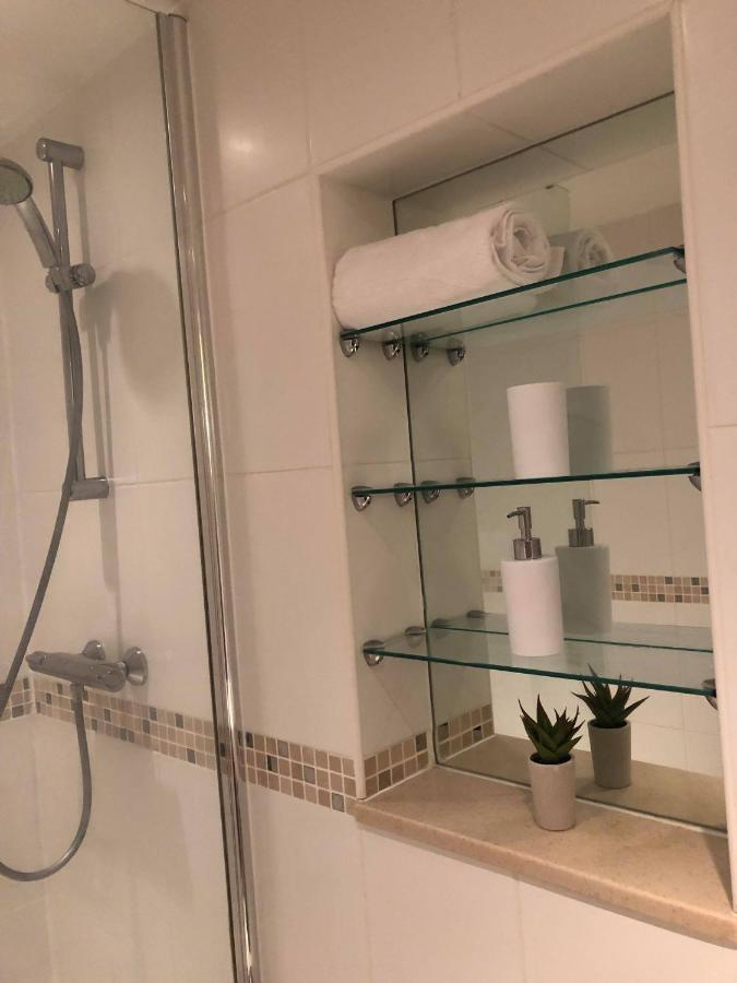 1 Bedroom Flat In Centre-sleeps 4 *