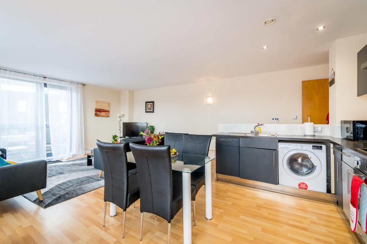 Apartment Spacious 2 Bed, 2 Bath, Free Parking & Wifi