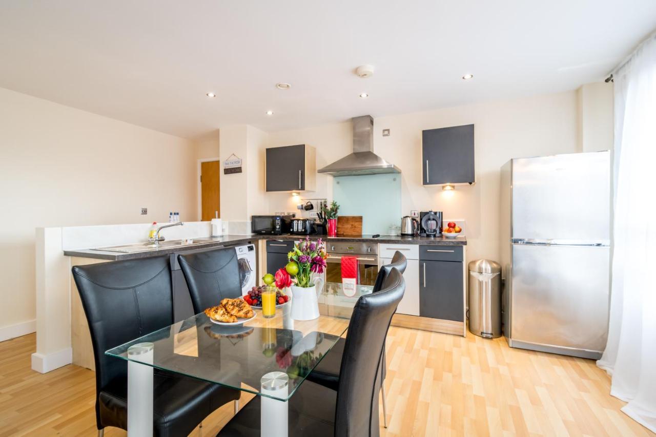 Apartment Spacious 2 Bed, 2 Bath, Free Parking & Wifi
