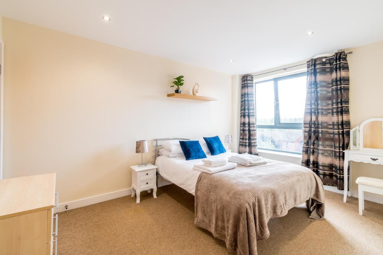 Apartment Spacious 2 Bed, 2 Bath, Free Parking & Wifi *