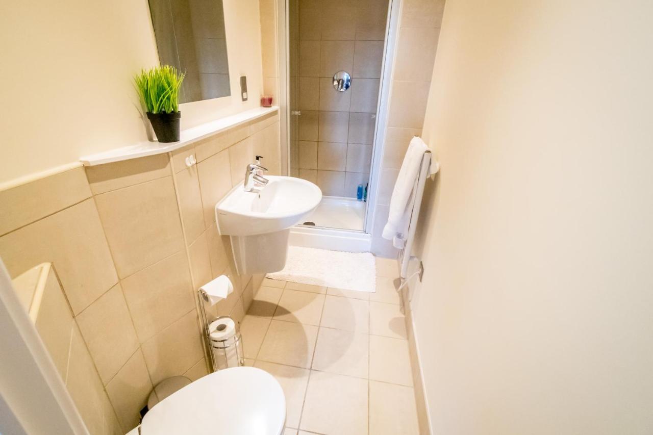 Apartment Spacious 2 Bed, 2 Bath, Free Parking & Wifi