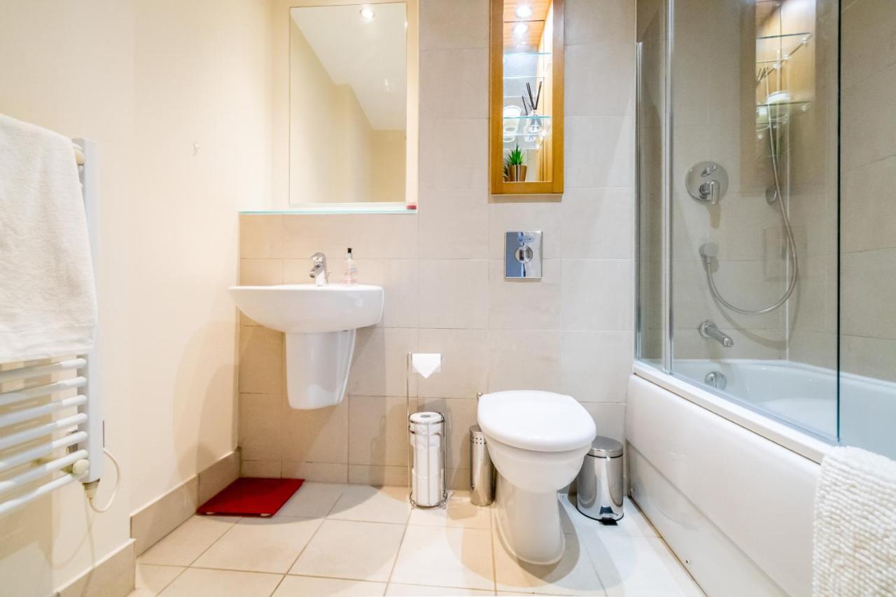 Apartment Spacious 2 Bed, 2 Bath, Free Parking & Wifi *