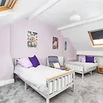 Family House - Sheffield And Peak District