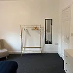8 Bed 9 Bath Ensuite House With Hot Tub And Free Parking