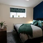 Boutique 5 Bed Home On Birdwell Road - Free Parking