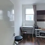 Spacious Bedroom Close To City Centre