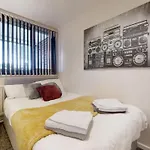 3 Bed Sheffield City Centre Apartment - Sleeps 8