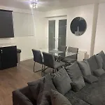 Stunning Central Apartment With Free Parking