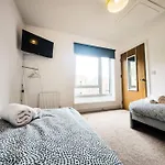 Elite Living - 2 Bed House With Parking Accommodates Up To 5