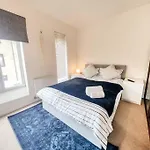 Elite Living - 2 Bed House With Parking Accommodates Up To 5