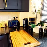 Home From Home 3 Bed,2 Bath House With Garden&Parking Near Centre&Tram Stop