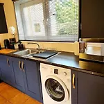 Home From Home 3 Bed,2 Bath House With Garden&Parking Near Centre&Tram Stop