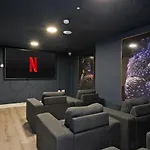 City Centre Modern Studio Apartment - Westone Free Wifi, Gym Access, Netflix