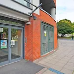City Centre Modern Studio Apartment - Westone Free Wifi, Gym Access, Netflix