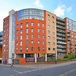 City Centre Modern Studio Apartment - Westone Free Wifi, Gym Access, Netflix