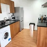 City Centre 2 Bed & 2 Bath Apartment With Free Secured Parking Near University And Hospital