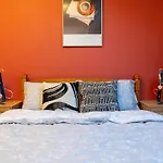 Hallam Sleek Central Apartment
