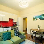 Hallam Sleek Central Apartment
