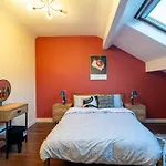 Hallam Sleek Central Apartment
