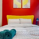 Hallam Sleek Central Apartment