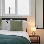 Myrtle House - Spacious 4 Bed, Free Parking & Close To The City Centre, Great For Contractors, Groups & Families - Hosted By Stay Host Save