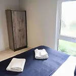3 Bedroom Bungalow Close To Peak District With Garden