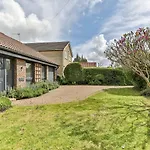 3 Bedroom Bungalow Close To Peak District With Garden