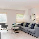 3 Bedroom Bungalow Close To Peak District With Garden