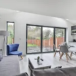 Spacious, Modern 2 Bed Apartment With Ensuites