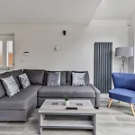 Spacious, Modern 2 Bed Apartment With Ensuites